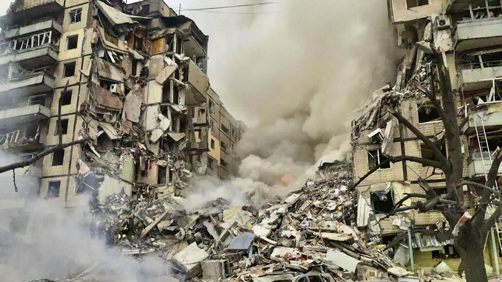 Ciò che resta del condominio di Dnipro sventrato da una bomba russa.