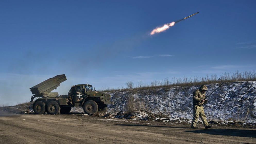 Un lance-roquettes de l'armée ukrainienne tire des roquettes sur les positions russes sur la ligne de front près de Soledar, dans la région de Donetsk en Ukraine mercredi dernier.