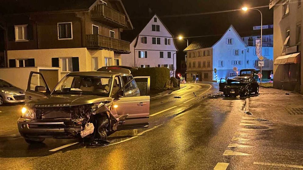 Eine Frontalkollision in Schübelbach SZ führte zu grossem Sachschaden.