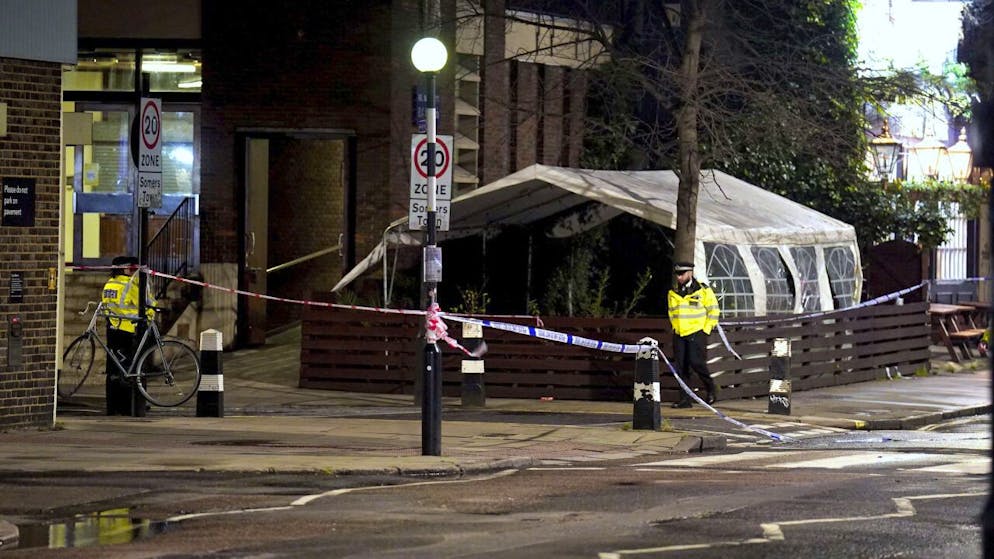 L'attaque a eu lieu devant l'église St-Aloysius, à Londres, près de la gare très fréquentée d'Euston.