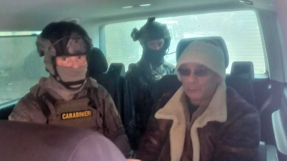 Der meistgesuchte Mann Italiens, Mafiaboss Matteo Messina Denaro, wird nach 30 Jahren auf der Flucht im Januar 2023 in Palermo verhaftet. 