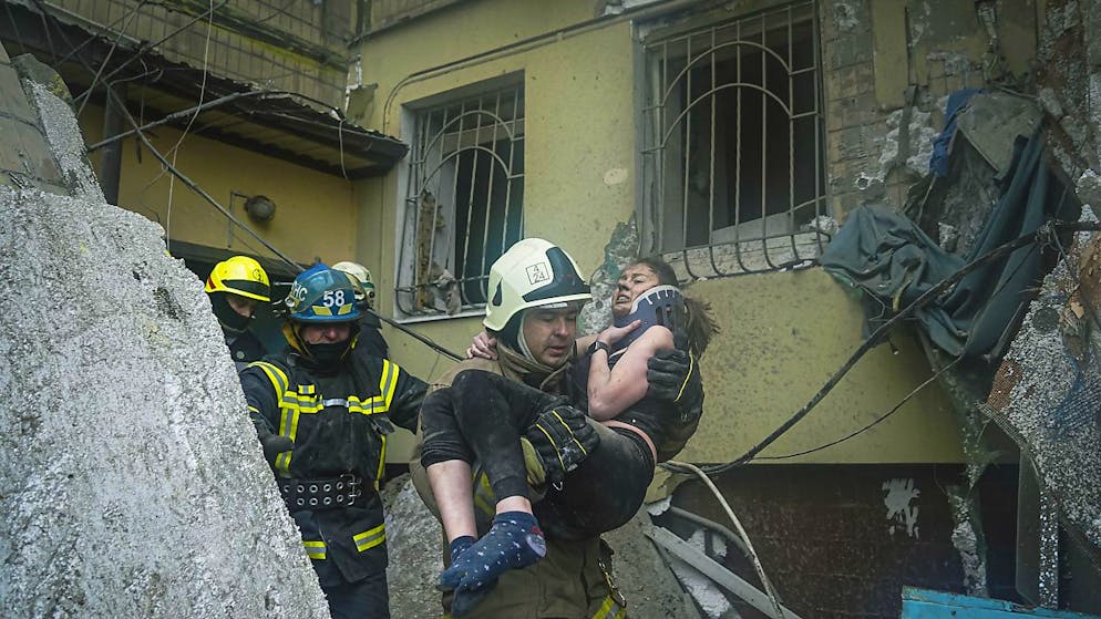 Stando agli ultimi aggiornamenti, i morti dopo l'attacco russo al condominio di Dnipro sarebbero ora almeno 35.