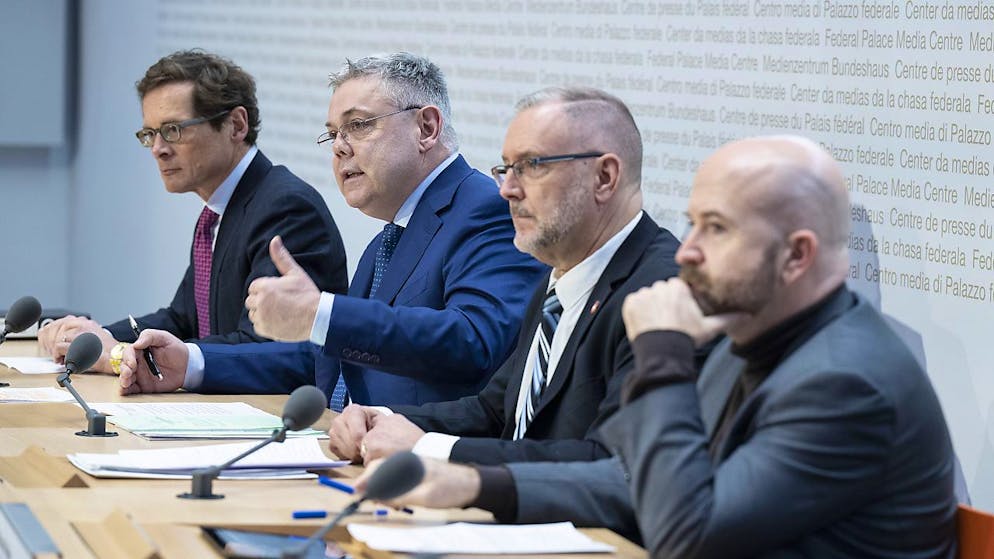 I consiglieri nazionali Roger Koeppel (UDC/ZH), Franz Grueter (UDC/LU), Hans-Peter Portmann (PLR/ZH) e Nicolas Walder (Verdi/GE), membri della commissione di politica estera.