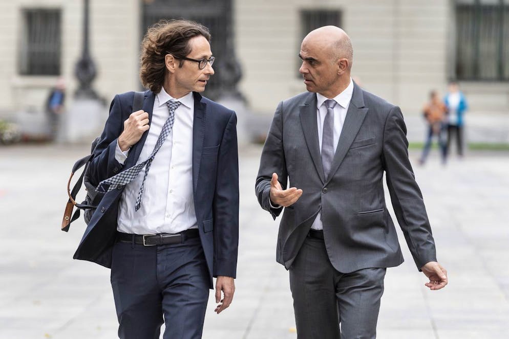 Il Consigliere federale Alain Berset, a destra, con il suo ex capo della comunicazione Peter Lauener.