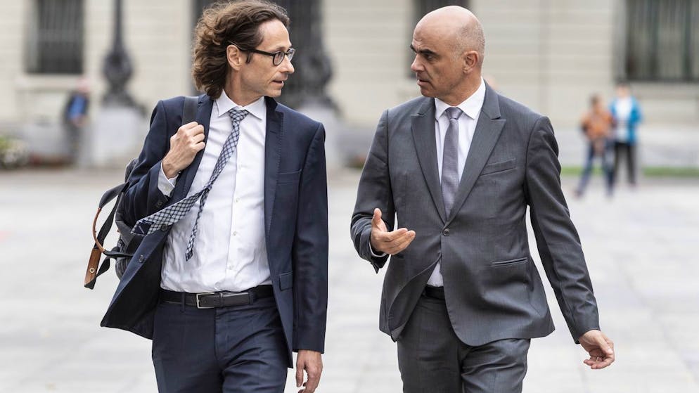 Was wusste Bundesrat Alain Berset (rechts) über die engen Kontakte seines langjährigen Kommunikationschefs Peter Lauener zum Ringier-Verlag?