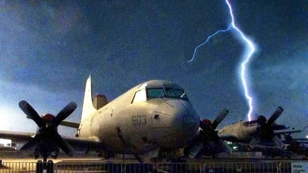 Mit der entsprechenden Technik könnten etwa Flughäfen vor Blitzeinschlägen geschützt werden, so die Forschenden. Im Bild: Ein Blitz schlägt beim Berliner Flughafen Schönefeld ein.