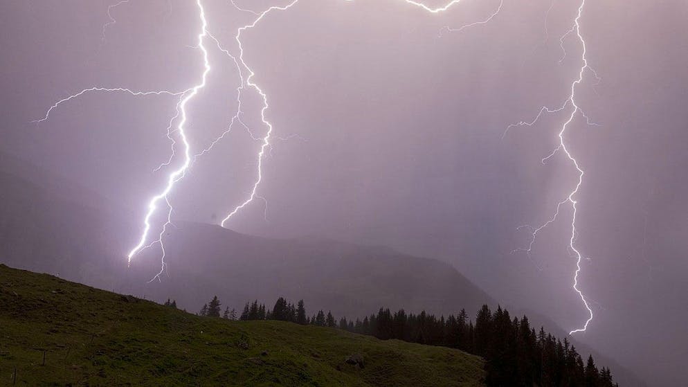 Blitzsalven über den Alpen: Am Säntis haben Forschende einen Laser-Blitzableiter getestet.