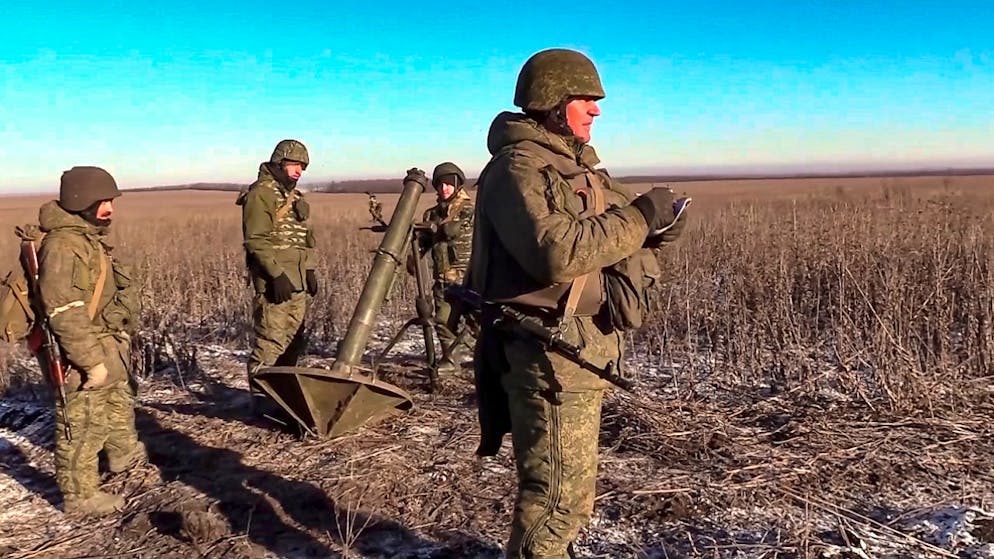 SCREENSHOT - Russische Soldaten bereiten einen Mörser vom Typ Sani für den Abschuss in Richtung Wuhledar vor. Foto: ---/Russian Defense Ministry Press Service via AP/dpa - ACHTUNG: Nur zur redaktionellen Verwendung im Zusammenhang mit der aktuellen Berichterstattung und nur mit vollständiger Nennung des vorstehenden Credits