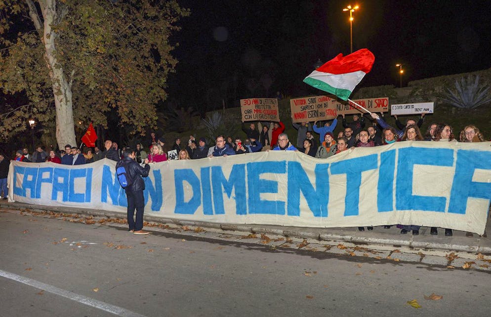 Mafia-Boss Matteo Messina Denaro wird verhaftet. Nach der Verhaftung von Matteo Messina Denaro entfalten Einwohner*innen der Gemeinde Capaci bei Palermo ein Transparent mit der Aufschrift «Capaci vergisst nicht». Sie verweisen auf einen Bombenanschlag der Mafia im Jahr 1992 in Capaci, bei dem der oberste Anti-Mafia-Staatsanwalt Giovanni Falcone und vier weitere Personen getötet wurden. 