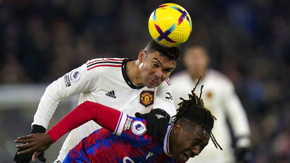 Casemiro (oben) wird Manchester United am Sonntag im Topspiel gegen Leader Arsenal gelb gesperrt fehlen