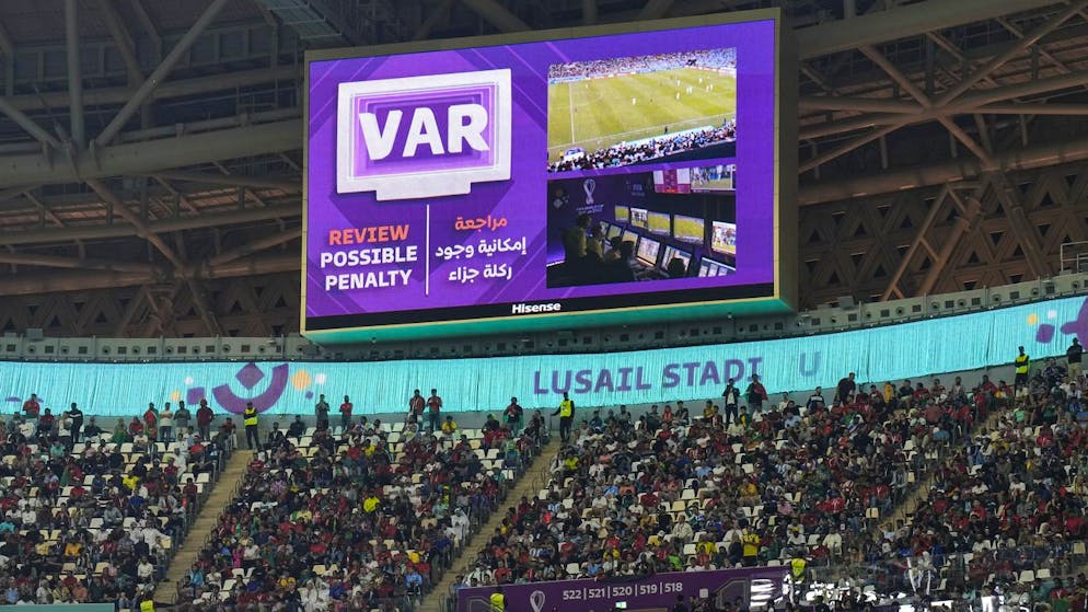 L'International Board (Ifab) a autorisé mercredi que les arbitres expliquent au public les décisions de la VAR.