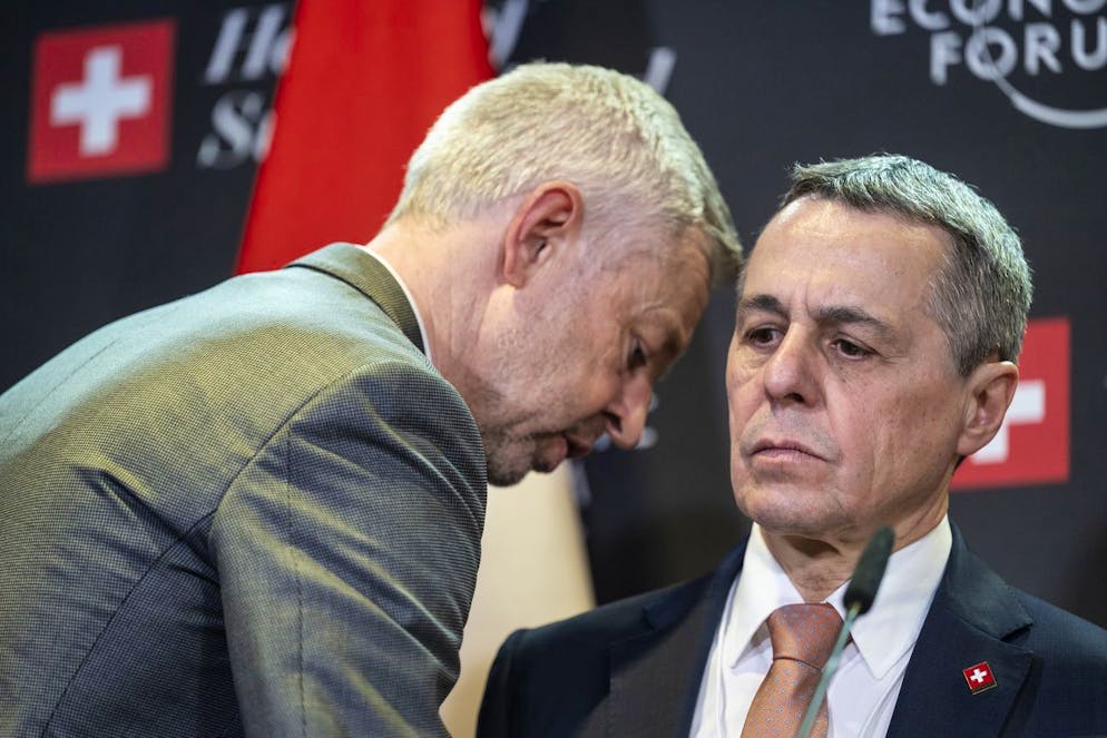 Ignazio Cassis, (a destra) parla con il Nicolas Bideau, suo responsabile della comunicazione, al WEF di Davos, mercoledì 18.01.2023.