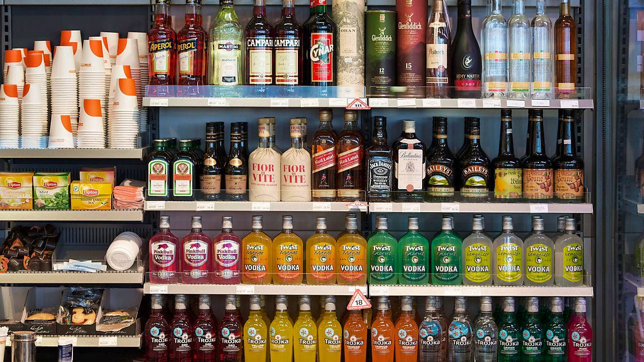 Testkäufe. Stadtzürcher Jugendliche kommen zu leicht an harten Alkohol