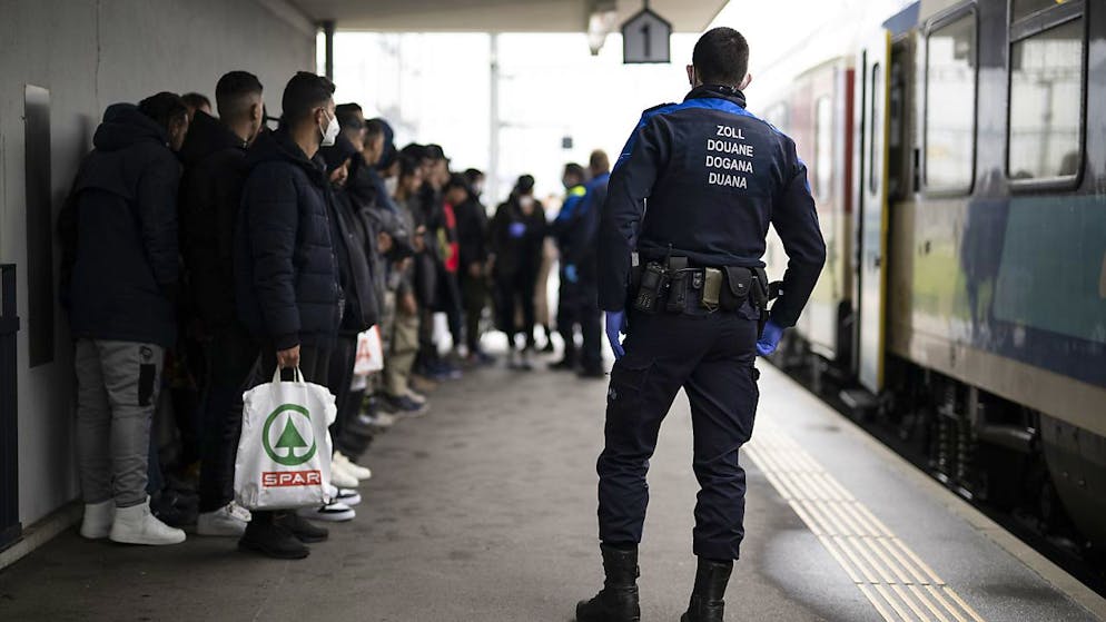 De nombreux migrants, en provenance notamment d'Afghanistan, sont arrivés en Suisse via l'Autriche, comme ici à la gare de Buchs (SG) en novembre dernier.