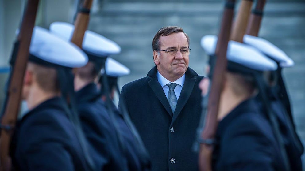 dpatopbilder - Boris Pistorius (SPD), Verteidigungsminister Deutschlands, wird im Bendlerblock mit militärischen Ehren empfangen. Foto: Michael Kappeler/dpa