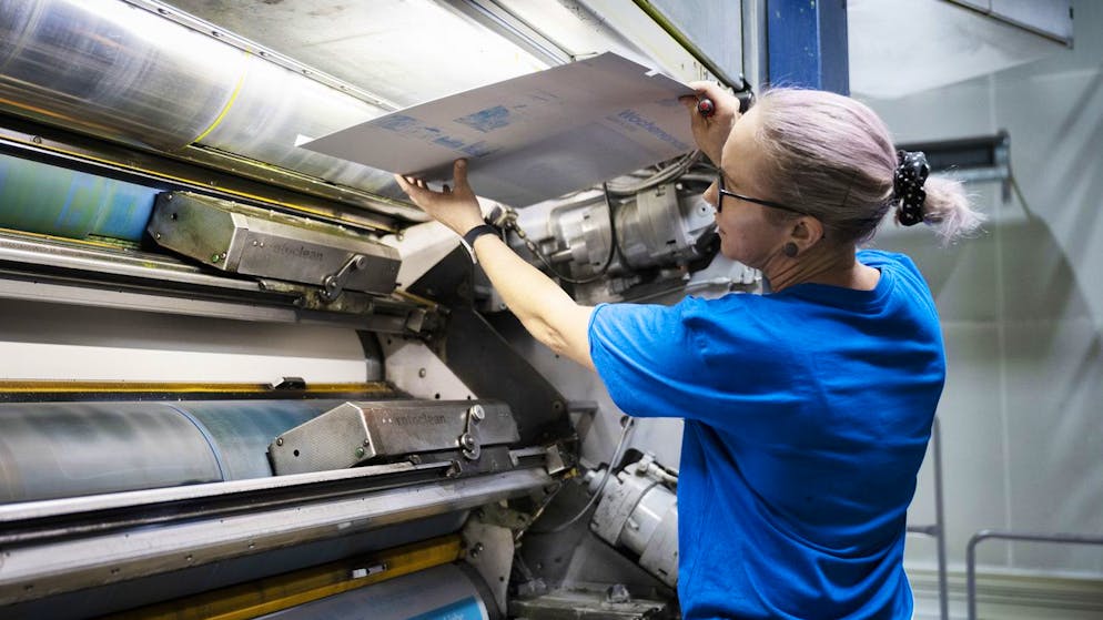 Eine Druckerin befestigt eine Druckplatte in der Rotationsdruckmaschine bei CH Media Print in St. Gallen Winkeln. (Symbolbild)