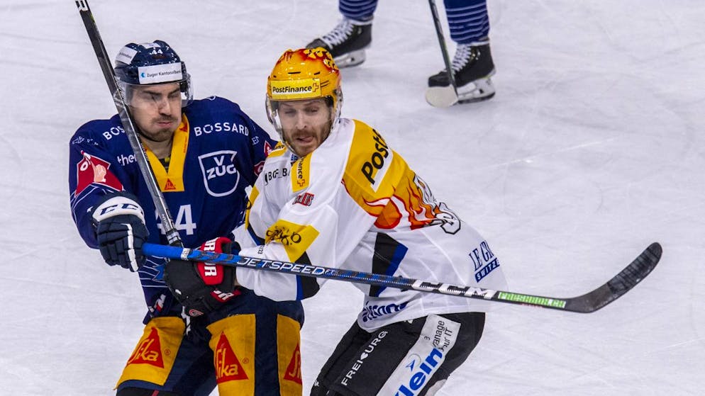 Der Zuger Samuel Kreis (links) im Fight mit dem Freiburger Christoph Bertschy