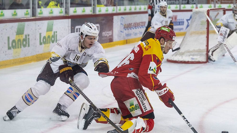 Der Bieler Damien Brunner (rechts) muss sich gegen den Genfer Giancarlo Chanton wehren