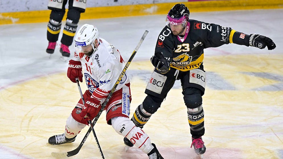 Ein Schritt schneller als die Gegner von Ajoie: Rapperswil-Jonas Fabian Maier setzt sich gegen Frédéric Gauthier durch