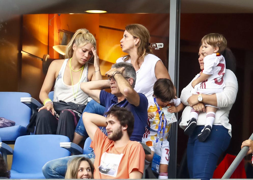 Rosenkrieg zwischen Shakira und Piqué nach Liebes-Aus. Shakira mit ihrer Familie beim Fussballgucken im Juni 2016 in Paris. Auch dabei sind ihre Kinder Milan und Sasha sowie ihre Schwiegereltern Montserrat Bernabeu (2 v. r) und Joan Piqué (vorne im blauen T-Shirt). 
