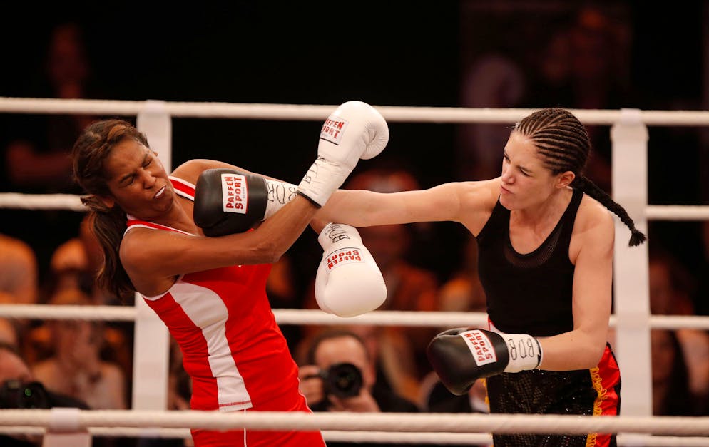 Dschungelcamp Tessa. Tessa Bergmeier ist ein gern gesehener Gast im Trash-TV. Hier teilt sie beim Promi-Boxen gegen Nadja Abd El Farrag (l.) aus.