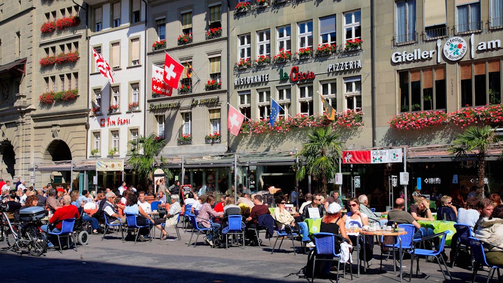 Wie viele Menschen sollen in der Schweiz leben? Volle Strassencafés und Restaurants, hier am Bärenplatz im Stadtzentrum von Bern.