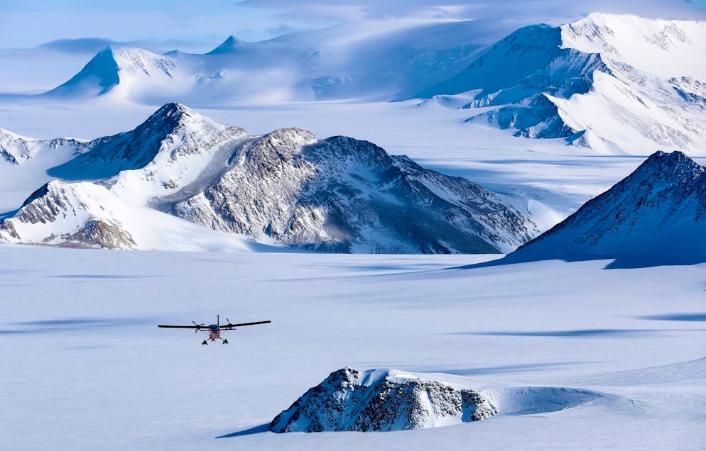 Eine Twin Otter fliegt im Dezember 2018 beim Ellsworthgebirge über das arktische Plateau.
