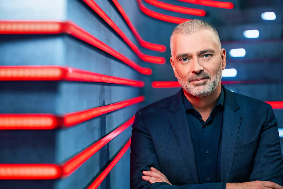 So viel verdienen die Aushängeschilder beim ZDF und bei SRF. TV-Journalist Sandro Brotz
Moderator hat 2018 verraten, wie viel er verdient. «Als Moderator und stellvertretender Redaktionsleiter der ‹Rundschau› verdiene ich rund 130'000 Franken pro Jahr», verriet Brotz, damals 100% angestellt. 
