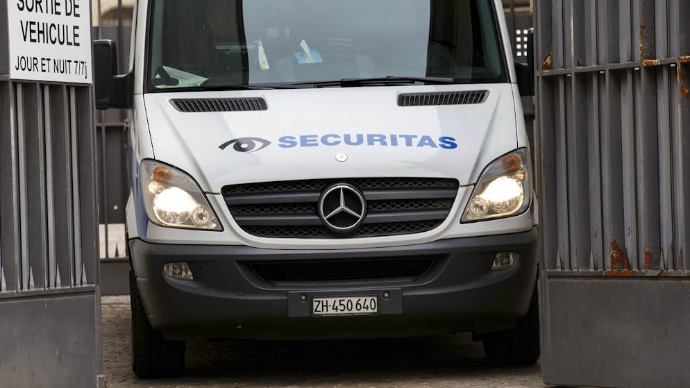 Vom Gericht zurück in die Haftanstalt mit der Securitas: Nur eine von vielen Aufgaben, die private Sicherheitsfirmen übernehmen und die am staatlichen Gewaltmonopol ritzen.