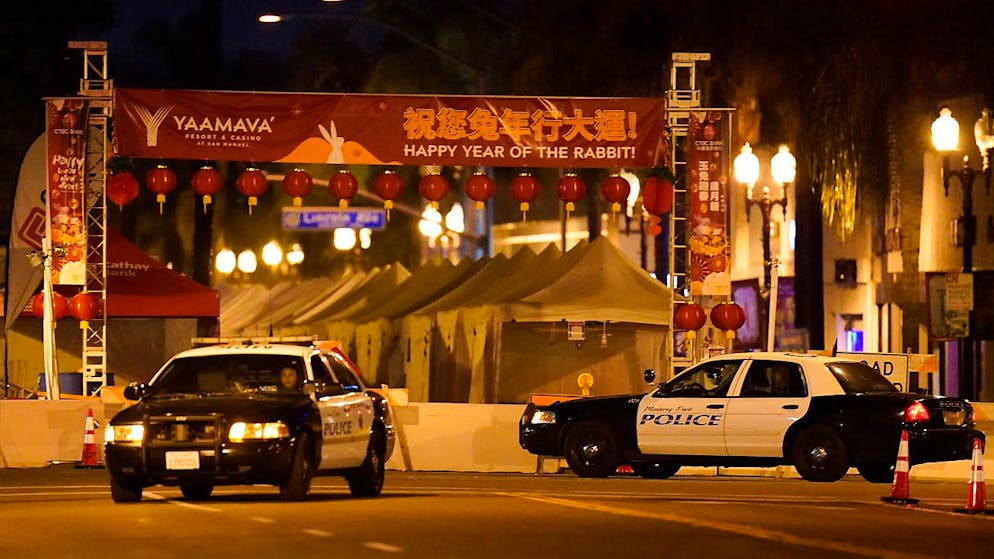 Zwei Polizeifahrzeuge stehen in der Nähe des Tatorts in Monterey Park in Kalifornien. Foto: Jae C. Hong/AP/dpa