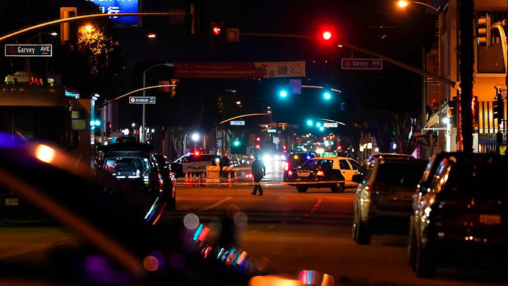 Die Polizei untersucht den Tatort. Am Rande einer Feier zum chinesischen Neujahrsfest sind im Großraum Los Angeles mindestens neun Menschen erschossen worden. Foto: Jae C. Hong/AP/dpa