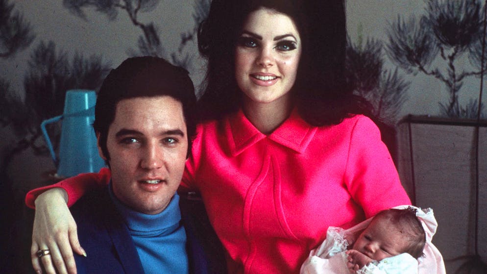 Öffentliche Trauerfeier für Lisa Marie Presley in Graceland - Gallery. Der amerikanische Rock'n Roll Star Elvis Presley mit seiner Frau Priscilla und ihrer kleinen Tochter Lisa Marie (1968).