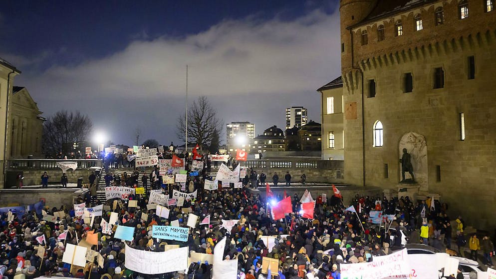 Rund 3000 Personen demonstrierten in Lausanne gegen den aus ihrer Sicht zu tiefen Teuerungsausgleich für die Staatsangestellten.