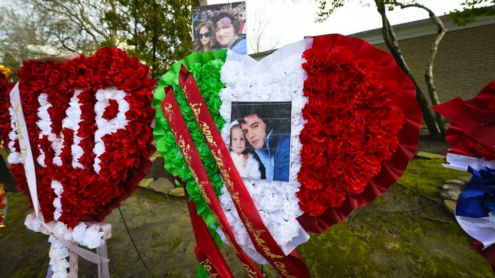 Öffentliche Trauerfeier für Lisa Marie Presley in Graceland - Gallery. Kränze am Weg zum Grab von Lisa Marie Presley in Graceland. (22. Januar 2023) 