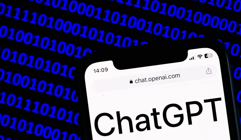Die Künstliche Intelligent ChatGPT erfährt aktuell einen regelrechten Hype, muss sich aber auch Kritik gefallen lassen. So könnte sie in den falschen Händen zur Waffe werden.