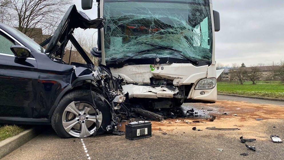 In Regensdorf ist ein Auto frontal mit einem Linienbus kollidiert. Die Polizei geht davon aus, dass die Autofahrerin abgelenkt war.