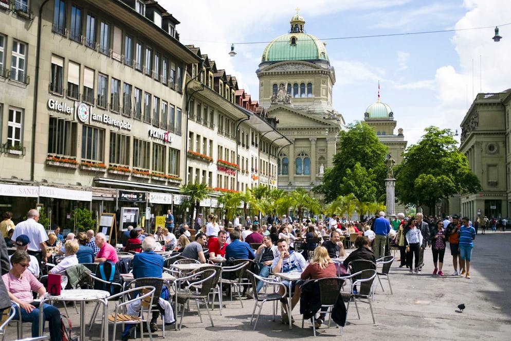 La Svizzera quanti abitanti dovrebbe avere? Nella foto: bar e ristoranti affollati alla Bärenplatz, nel centro di Berna.