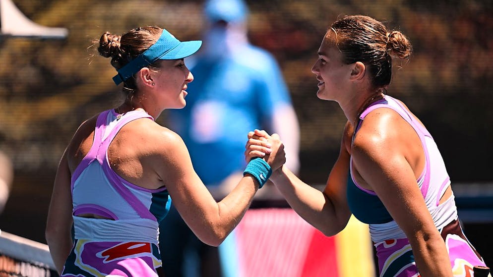 Belinda Bencic (à gauche) félicite Aryna Sabalenka après sa victoire.