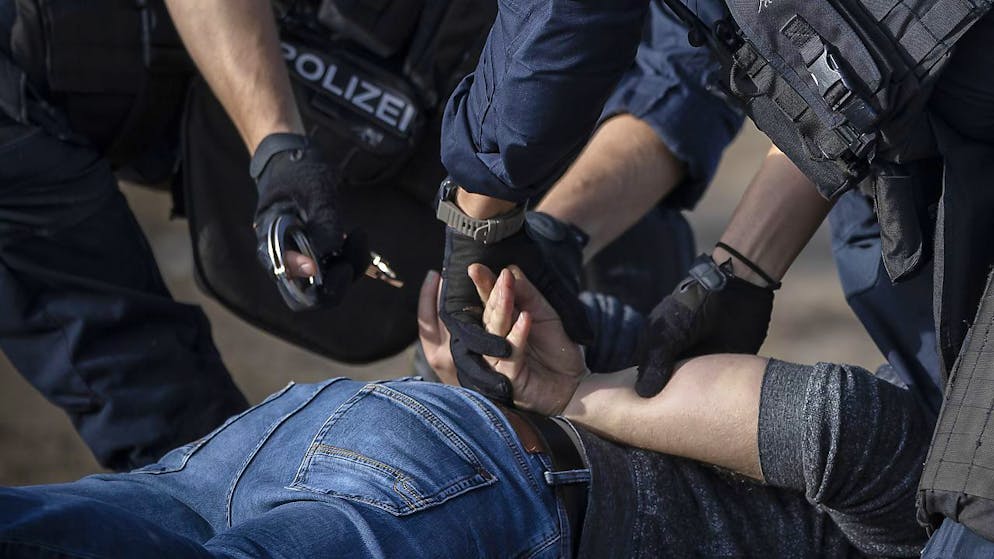 Statt in die Freiheit geht es für einen Sträfling direkt wieder hinter Gitter. Kurz vor seiner Entlassung aus dem Justizvollzug soll ein Mann wieder mit Drogen gehandelt haben. (Symbolbild)