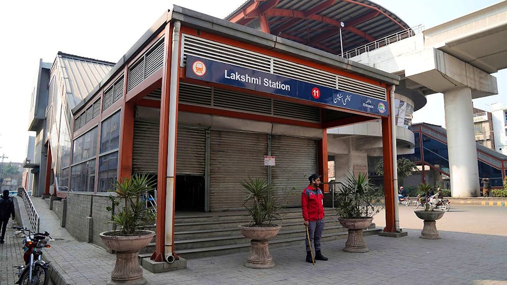 Ein Arbeiter der Orange Line U-Bahn steht an einer Station, die nach einem Stromausfall im ganzen Land geschlossen ist, in Lahore, Pakistan. Weite Teile Pakistans waren am Montagmorgen für mehrere Stunden ohne Strom. Foto: K.M. Chaudary/AP/dpa