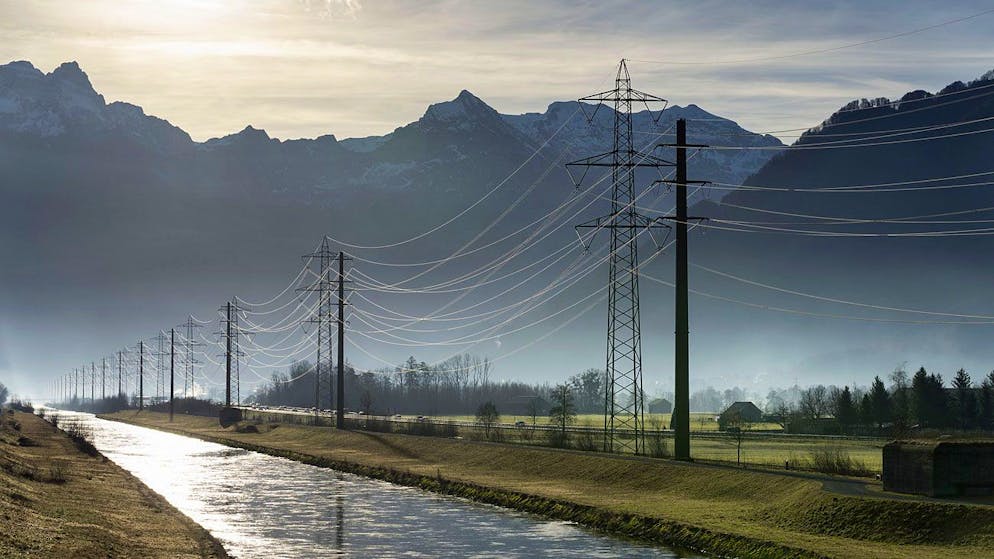 Hochspannungsleitungen bringen den Strom von den Wasserkraftwerken in den Alpen in das Flachland: Hochspannungsleitungen in der Linthebene.