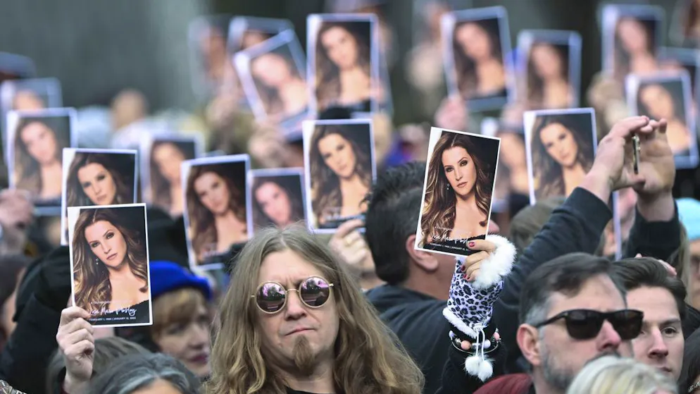 Noch keine Details zu Todesursache. Familie und Stars nehmen in Graceland Abschied von Lisa Marie Presley