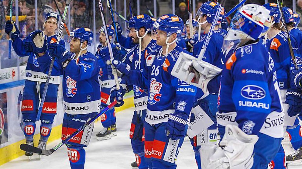 Endlich gibt es wieder einen Sieg zu feiern: Die Spieler der ZSC Lions freuen sich nach dem 3:2-Heimsieg gegen den EV Zug.