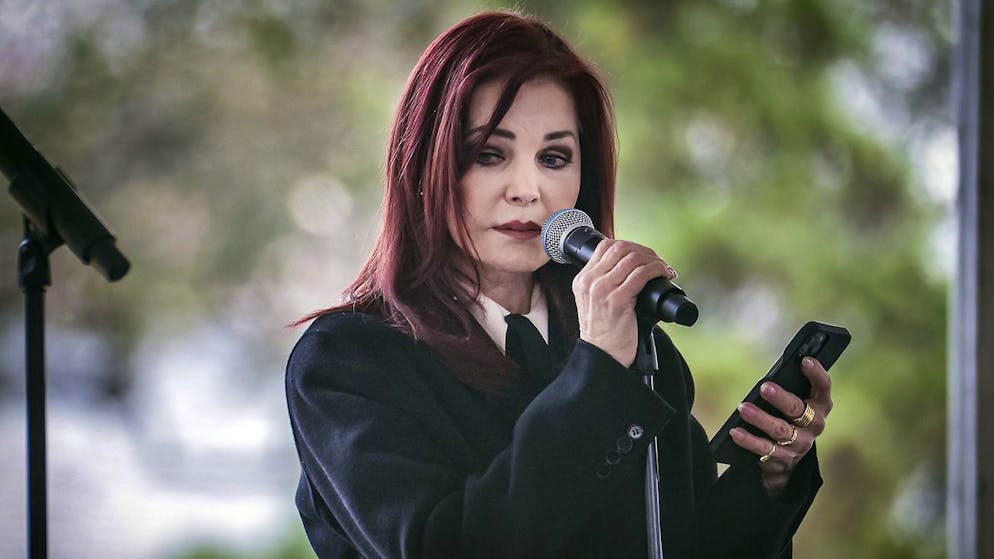Öffentliche Trauerfeier für Lisa Marie Presley in Graceland - Gallery. Priscilla Presley, Lisa Marie Presleys Mutter und  Elvis Presleys Witwe, spricht bei der Trauerfeier für ihre Tochter. (22. Januar 2023) 