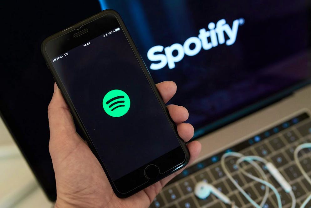 Spotify will 6 Prozent der Mitarbeiter*innen entlassen. Das sind rund 600 Stellen, die abgebaut werden sollen.