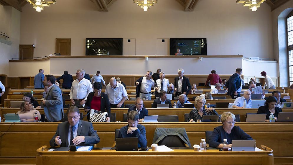 Mitglieder des bernischen Grossen Rates in der Septembersession 2022. Das Kantonsparlament erwägt die regelmässige Durchführung eines Tages der Zweisprachigkeit. (Archiv)