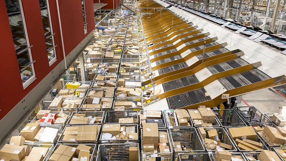Trotz leichtem Rückgang: In der Vorweihnachtszeit befördert die Post etwa im abgebildeten Paketzentrum Frauenfeld noch immer sehr viele Pakete. (Archivbild vom 13. Dezember 2022)