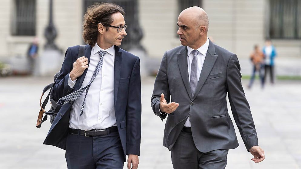 Bundespräsident Alain Berset (rechts) zusammen mit seinem ehemaligen Kommunikationschef Peter Lauener auf dem Weg zu einer Medienkonferenz. Thema waren Massnahmen zur Bewältigung der Covid-19-Pandemie. (Archivbild)