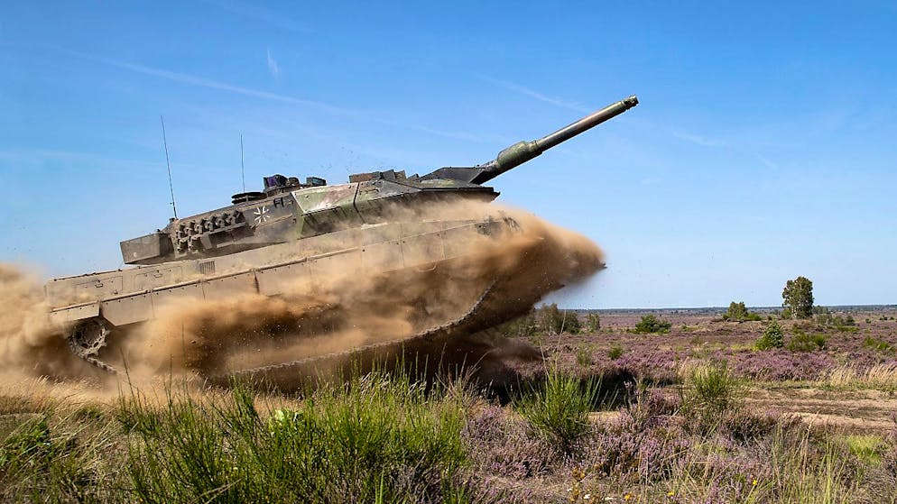 HANDOUT - Ein Kampfpanzer Leopard 2A5 vom Gefechtsübungszentrum (GÜZ) des Heeres bewegt sich im Rahmen des Übungsverlaufes durch das Gelände des Truppenübungsplatzes Gardelegen. Foto: Andrea Bienert/Bundeswehr/dpa - ACHTUNG: Nur zur redaktionellen Verwendung im Zusammenhang mit der aktuellen Berichterstattung und nur mit vollständiger Nennung des vorstehenden Credits