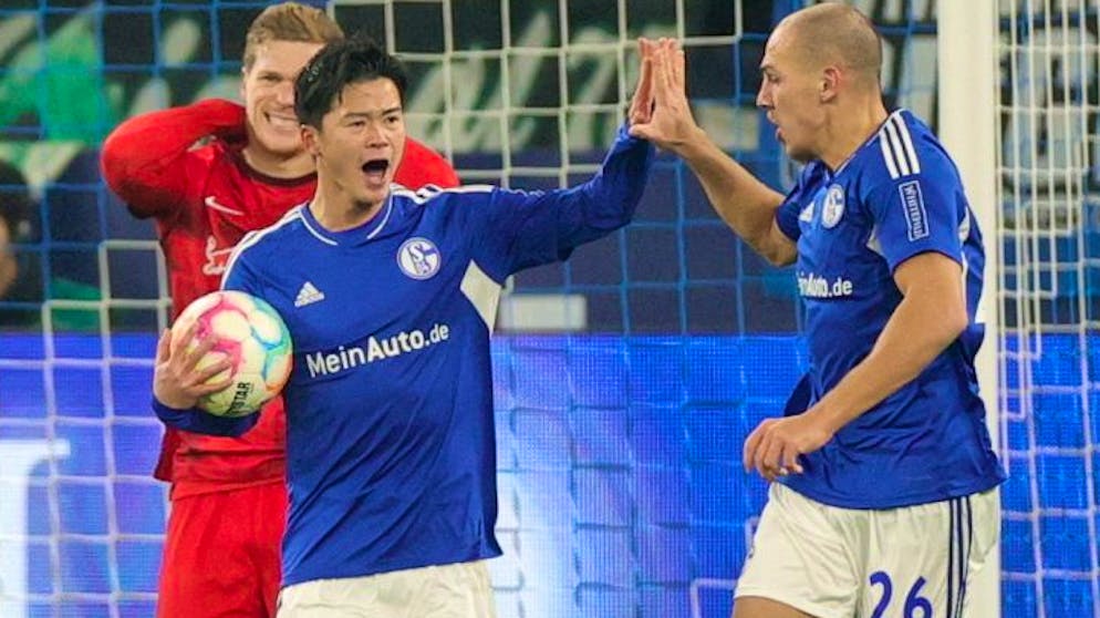 sport Soichiro Kozuki celebrates Schalke's goal with Michael Frey.